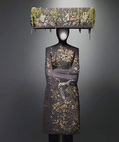 IMAGE(http://blog.metmuseum.org/alexandermcqueen/images/7.McQueenVOSSSpring2001.l.jpg)