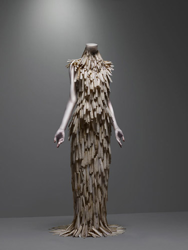 IMAGE(http://blog.metmuseum.org/alexandermcqueen/images/McQ.1103a%E2%80%93d.L.jpg)