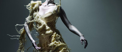 Selected Objects from the Exhibition | Alexander McQueen: Savage Beauty ...